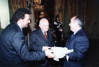 Il Presidente Scalfaro riceve Adelmo Alberghini e Adamo Neri, presidente e direttore delle Macellerie Gastronomiche Modenesi, con gli aderenti al sodalizio