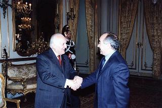 Il Presidente Scalfaro riceve Adelmo Alberghini e Adamo Neri, presidente e direttore delle Macellerie Gastronomiche Modenesi, con gli aderenti al sodalizio