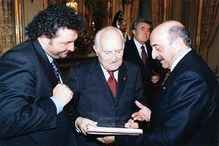 Il Presidente Scalfaro riceve Adelmo Alberghini e Adamo Neri, presidente e direttore delle Macellerie Gastronomiche Modenesi, con gli aderenti al sodalizio