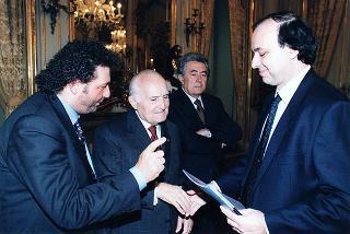Il Presidente Scalfaro riceve Adelmo Alberghini e Adamo Neri, presidente e direttore delle Macellerie Gastronomiche Modenesi, con gli aderenti al sodalizio