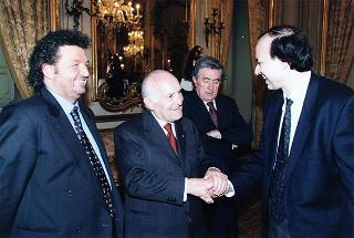 Il Presidente Scalfaro riceve Adelmo Alberghini e Adamo Neri, presidente e direttore delle Macellerie Gastronomiche Modenesi, con gli aderenti al sodalizio