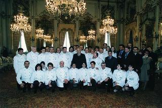 Il Presidente Scalfaro riceve Adelmo Alberghini e Adamo Neri, presidente e direttore delle Macellerie Gastronomiche Modenesi, con gli aderenti al sodalizio