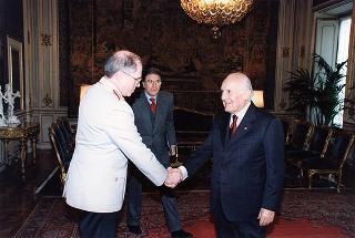Il Presidente Scalfaro riceve il Gen. Klaus Naumann, presidente del Comitato Militare della NATO, con il Capo di Stato maggiore della Difesa Generale  Mario Arpino