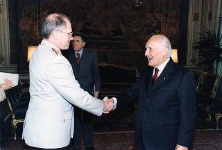 Il Presidente Scalfaro riceve il Gen. Klaus Naumann, presidente del Comitato Militare della NATO, con il Capo di Stato maggiore della Difesa Generale  Mario Arpino