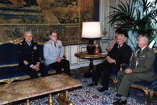 Il Presidente Scalfaro riceve il Gen. Klaus Naumann, presidente del Comitato Militare della NATO, con il Capo di Stato maggiore della Difesa Generale  Mario Arpino