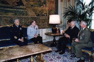 Il Presidente Scalfaro riceve il Gen. Klaus Naumann, presidente del Comitato Militare della NATO, con il Capo di Stato maggiore della Difesa Generale  Mario Arpino