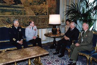 Il Presidente Scalfaro riceve il Gen. Klaus Naumann, presidente del Comitato Militare della NATO, con il Capo di Stato maggiore della Difesa Generale  Mario Arpino