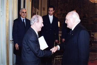 Il Presidente Scalfaro con il Grand Ufficiale Adriano Colombo, presidente del Movimento cristiano lavoratori di Biella, e una delegazione