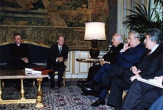 Il Presidente Scalfaro con il Grand Ufficiale Adriano Colombo, presidente del Movimento cristiano lavoratori di Biella, e una delegazione