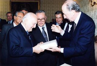 Prof. Francesco Paolo Casavola, presidente dell'Istituto dell'Enciclopedia Italiana, e gli esponenti dell'Istituto
