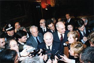Enzo Iacopino, presidente della stampa parlamentare, con una delegazione del sodalizio