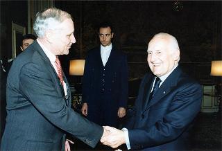 Il Presidente della Repubblica Oscar Luigi Scalfaro con Flavio Cotti, ministro degli esteri della Confederazione Svizzera