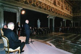 On. Bartolo Ciccardini, presidente dell'Associazione&quot;Ciao Italia&quot;, e gli insigniti della targa di &quot;Ristorante italiano nel mondo&quot; per l'anno 1999