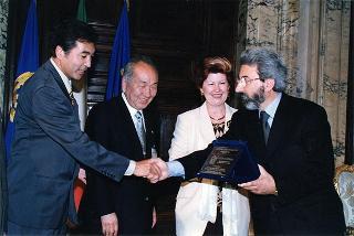 On. Bartolo Ciccardini, presidente dell'Associazione&quot;Ciao Italia&quot;, e gli insigniti della targa di &quot;Ristorante italiano nel mondo&quot; per l'anno 1999