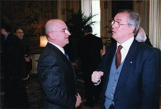 Prof. Enrico Garaci, presidente della Società italiana di microbiologia, con la Giunta esecutiva dell'Istituto