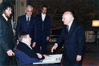 Giovanni Pellis, rappresentante legale di ENIL Italia, con una delegazione del sodalizio