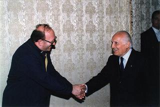 Don Lorenzo Colcera, parroco del Sacro Cuore di Gesù di Vercelli, con una delegazione di pellegrini della Parrocchia Salesiana