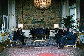 Leonello Radi, presidente della Cassa di Risparmio di Foligno, con alcuni familiari ed il Vicario generale della Comunità &quot;Jesus Caritas&quot;