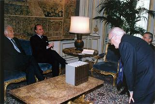Federico Motta, amministratore delegato della "Federico Motta Editore", ed i direttori della Storia generale della letteratura italiana, per presentare l'opera