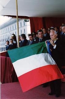 Intervento del Presidente della Repubblica Oscar Luigi Scalfaro alla cerimonia celebrativa della Festa dell'Esercito. Roma, Altare della Patria