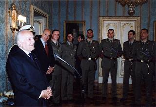 Il Presidente della Repubblica Oscar Luigi Scalfaro riceve una delegazione di Allievi della Scuola Sottufficiali dell'Esercito, in servizio di guardia d'onore al Palazzo del Quirinale