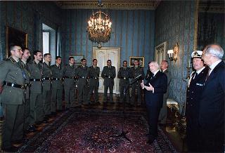 Il Presidente della Repubblica Oscar Luigi Scalfaro riceve una delegazione di Allievi della Scuola Sottufficiali dell'Esercito, in servizio di guardia d'onore al Palazzo del Quirinale