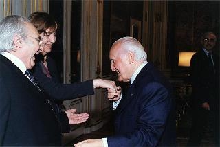 Il Presidente della Repubblica Oscar Luigi Scalfaro riceve il comm. Mario Maranzana con alcuni familiari