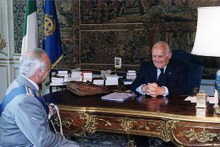 Il Presidente della Repubblica Oscar Luigi Scalfaro riceve il Generale di Divsione Corradino Corrado, nuovo Comandante in seconda della Guardia di Finanza
