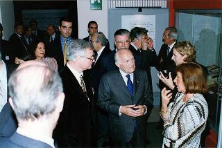 Visita del Presidente della Repubblica Oscar Luigi Scalfaro alla Mostra &quot;Giovanni Verga. Una biblioteca da ascoltare&quot;. Roma, Teatro dei Dioscuri