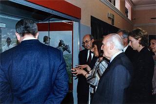 Visita del Presidente della Repubblica Oscar Luigi Scalfaro alla Mostra &quot;Giovanni Verga. Una biblioteca da ascoltare&quot;. Roma, Teatro dei Dioscuri