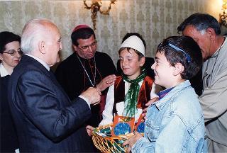 Il Presidente della Repubblica Oscar Luigi Scalfaro riceve Mons. Agostino Superbo, assistente ecclesiastico generale dell'Azione Cattolica Italiana, con una delegazione di bambini albanesi e loro educatori