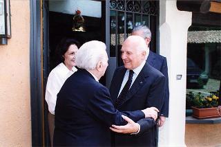 Incontro del Presidente della Repubblica Oscar Luigi Scalfaro con l'ex Presidente Giovanni Leone. Le Rughe (Roma)