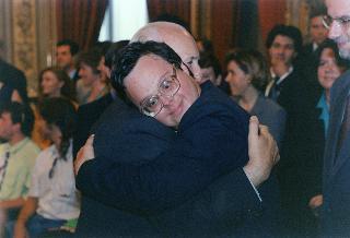 Il Presidente della Repubblica Oscar Luigi Scalfaro abbraccia un ragazzo della delegazione di allievi dell'A.S.P.H.I.
