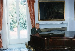 Il Presidente della Repubblica Oscar Luigi Scalfaro durante il soggiorno a Villa Rosebery