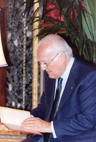 Primi piani del Presidente della Repubblica Scalfaro