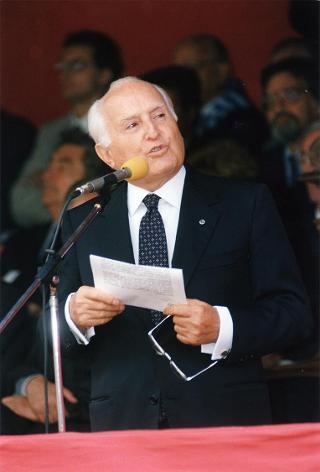Timau: intervento del Presidente della Repubblica alla manifestazione promossa dal Comitato nazionale per le celebrazioni dei cinquant'anni della Repubblica e della Costituzione, in occasione della consegna di una medaglia d'oro a Maria Plozner