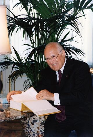 Prof. Enrico Malato, presidente della Salerno Editrice e direttore della Bibliografia generale della lingua e della letteratura italiana, il Consiglio d'amministrazione della Salerno Editrice ed il Consiglio direttivo della Bigli, per il 25° anniversario di fondazione della Casa editrice