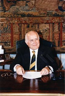 Il Presidente della Repubblica Oscar Luigi Scalfaro durante il messaggio di fine anno agli italiani