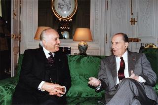 Il Presidente della Repubblica Oscar Luigi Scalfaro con Francois Mitterand durante la sua visita ufficiale in Francia