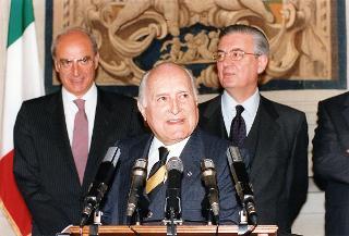 Il Presidente della Repubblica Oscar Luigi Scalfaro durante le Consultazioni per il nuovo Governo