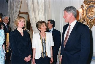 Il Presidente degli Usa Bill Clinton e signora Hillary Clinton con la sig.na Marianna Scalfaro, durante la visita ufficiale in Italia