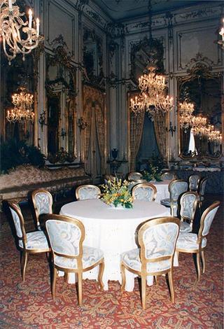 Addobbo floreale in occasione del ricevimento offerto dalla signorina Marianna, Sala degli specchi