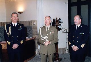 Saluto del gen. Scaramucci al capitano di vascello Piero Carpi per il suo cessato incarico