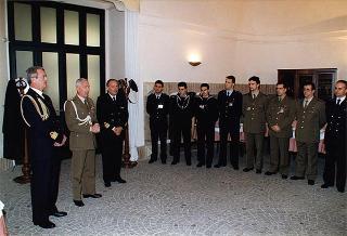 Saluto del gen. Scaramucci al capitano di vascello Piero Carpi per il suo cessato incarico