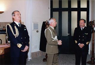Saluto del gen. Scaramucci al capitano di vascello Piero Carpi per il suo cessato incarico