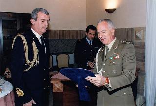 Saluto del gen. Scaramucci al capitano di vascello Piero Carpi per il suo cessato incarico
