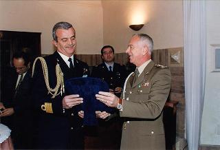 Saluto del gen. Scaramucci al capitano di vascello Piero Carpi per il suo cessato incarico