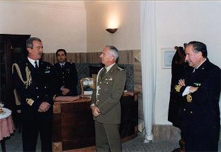 Saluto del gen. Scaramucci al capitano di vascello Piero Carpi per il suo cessato incarico