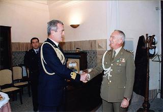 Saluto del gen. Scaramucci al capitano di vascello Piero Carpi per il suo cessato incarico