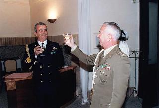 Saluto del gen. Scaramucci al capitano di vascello Piero Carpi per il suo cessato incarico